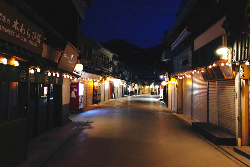 The shopping streets are deserted in the evening.