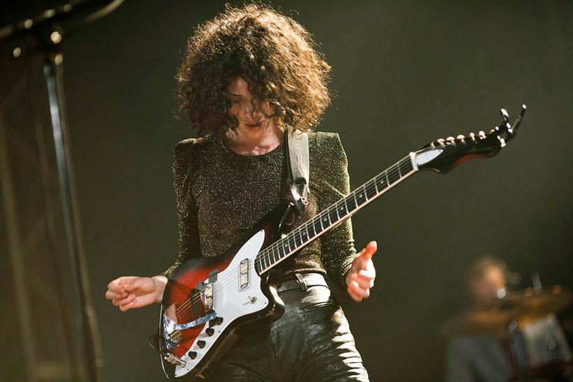 St Vincent live op Dour Festival in België op 13 juli 2012